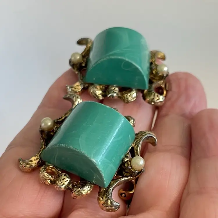 Vtg Green Lucite ClipOn Earrings Barrel Thermoset Dome Gold Oriental Pearl Givre
