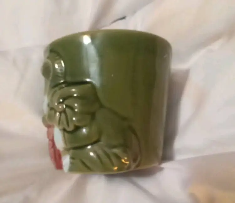 Glazed kissing elephant vase