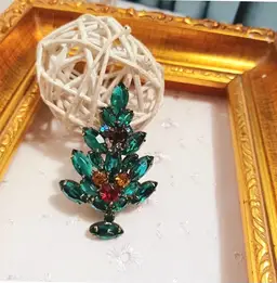 Vintage bezel set rhinestone Christmas tree brooch