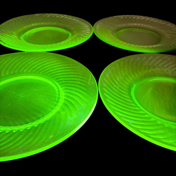 GLOWS! Vintage 1920’s-30’s Uranium Spiral Glass Plates Anchor Hocking Set(4) 
8”diameter