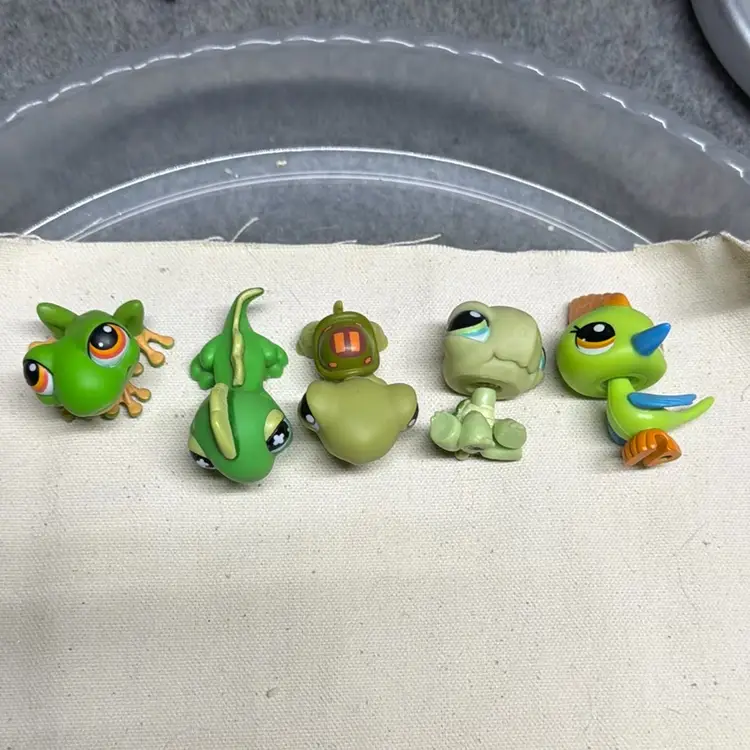 Littlest Pet Shoot Of Older And Newer Gen Green Pets