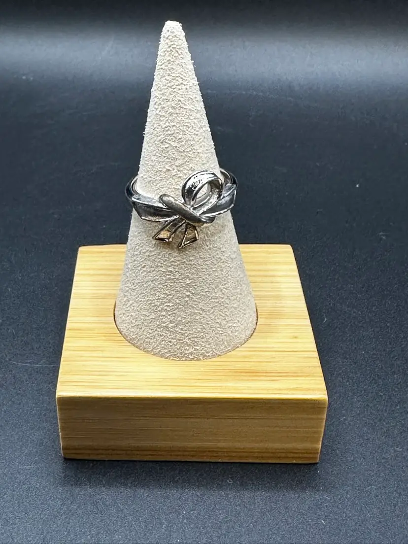 A048 - Avon silver-tone Bow Ring Adjustable Size 8.5