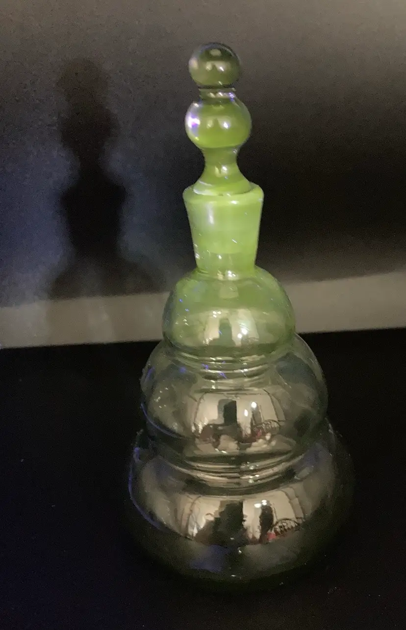 UV Reactive Smokey Grey 5 1/4” Tall  Beautiful Display Piece! 😍