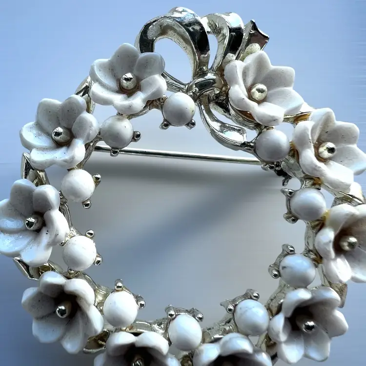 Signed Lisner White Flower Circle Brooch