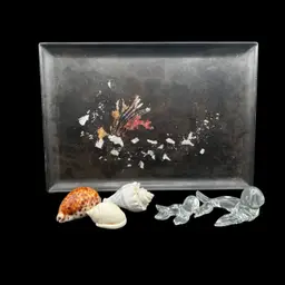 Vignette #8 Under The Sea
Includes A Large Couroc Serving Tray With Inlaid Shells To Resemble Coral, Three Natural Shells (One Is A Tiger Cowrie Shell), And A Pair Of Clear Glass Seal Figurines/Paperweights.