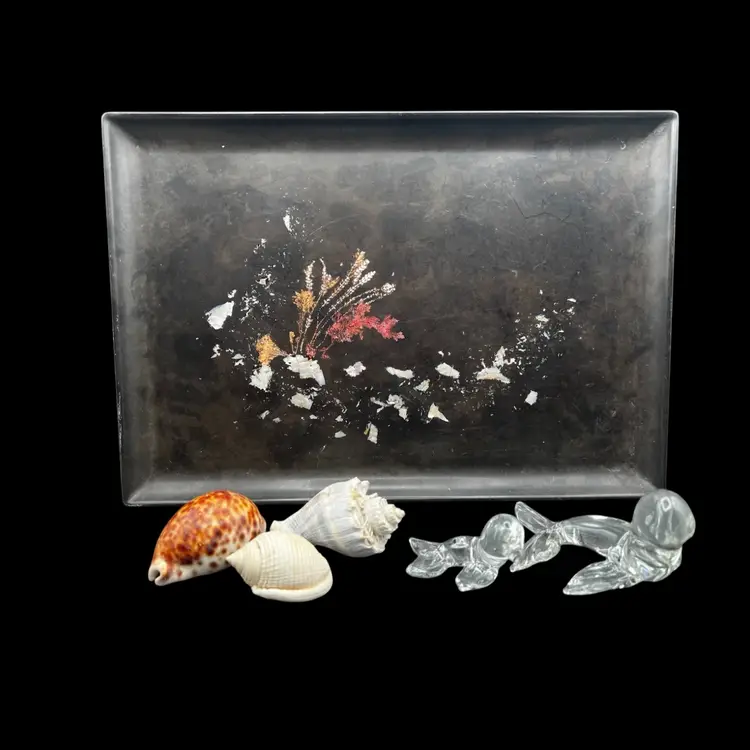 Vignette #8 Under The Sea
Includes A Large Couroc Serving Tray With Inlaid Shells To Resemble Coral, Three Natural Shells (One Is A Tiger Cowrie Shell), And A Pair Of Clear Glass Seal Figurines/Paperweights.
