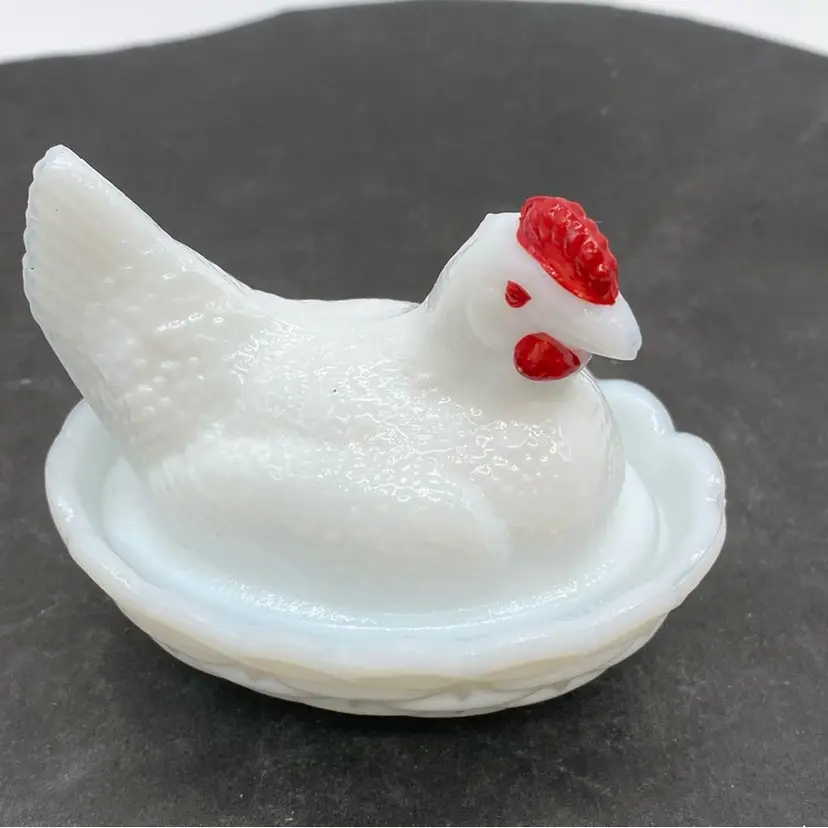 #0814 A vintage Westmoreland milk glass hen perched on a nest Split Tail. 3” x 4”