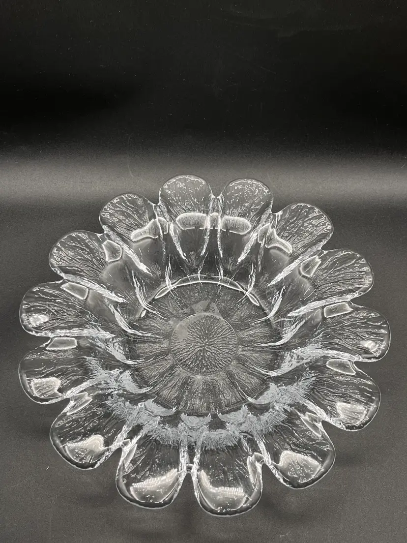 #22 Textured Holmegaar Glass Daisy Flower Shallow Decorative Bowl 9” 🌼