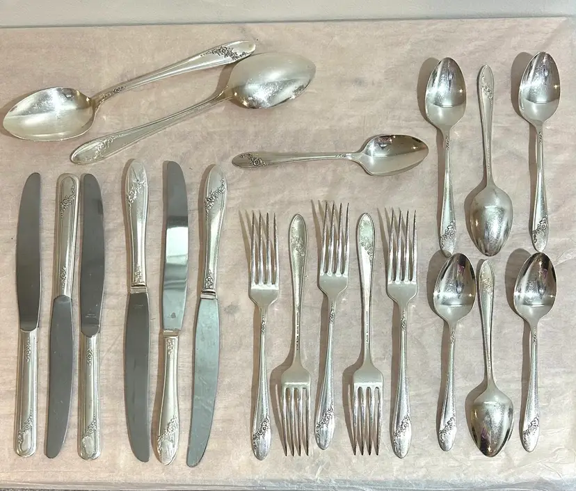 Vtg Oneida Community Queen Bess ll 20 Piece Tudor Silverplate Flatware