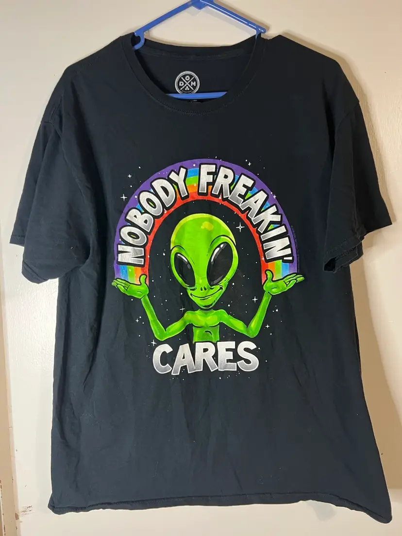 Mens Large Alien Nobody Cares TShirt