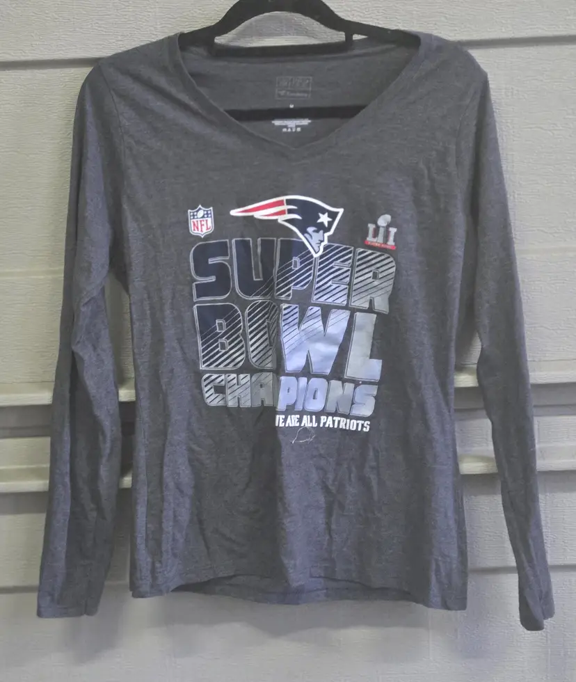 NFL New England Patriots T-Shirt Women's Medium Super Bowl V-Neck Fanatics