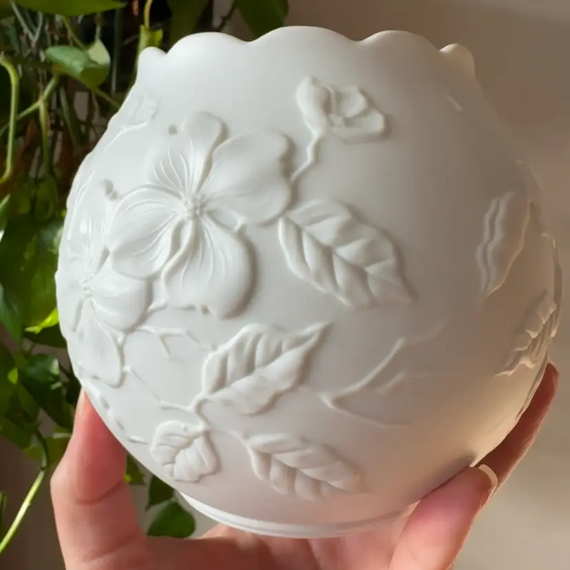 Dogwood White Porcelain Kaiser #653 Globe Base