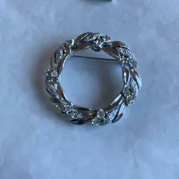 VINTAGE CHRISTMAS TREE BROOCH OR PIN (GERRY’S SILVER WREATH)