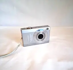 Canon PowerShot SD790 IS Digital ELPH – 10.0MP – Silver With Carrying Case