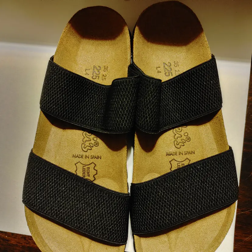 Birki's by Birkenstock. Womens size 35 EU (US size 4-5). Black Sandals.