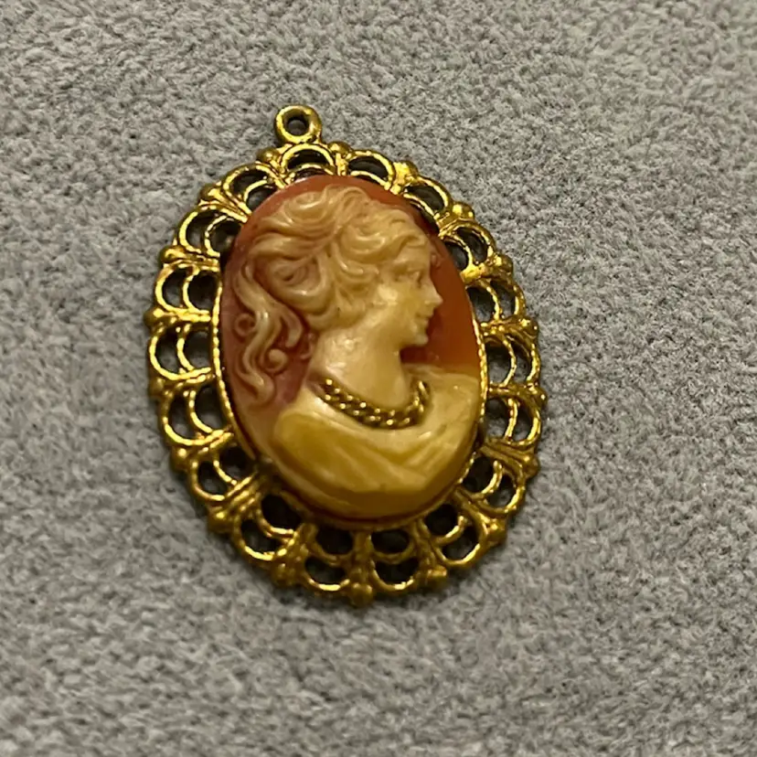 Vintage Gold Tone Cameo Pendant