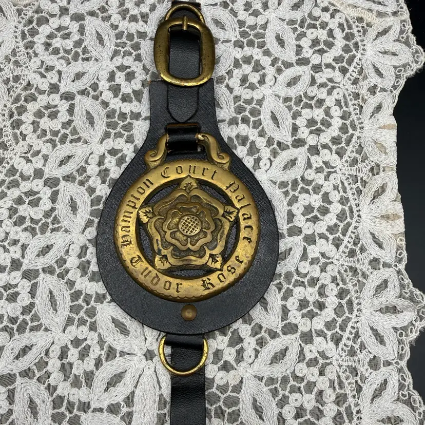 🐞 Vtg Hampton Court Palace Tudor Rose Horse Brass on Black Leather Martingale Strap