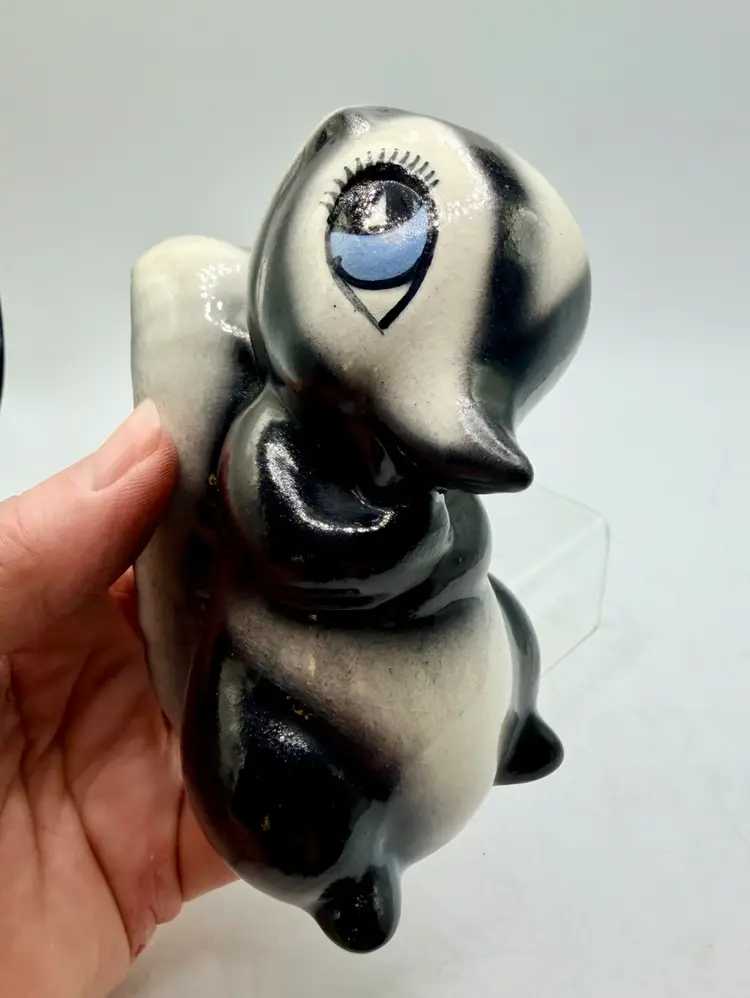 AMERICAN POTTERY CO. for WALT DISNEY-BAMBI'S FLOWER/SKUNK FIGURINE Vintage 1946