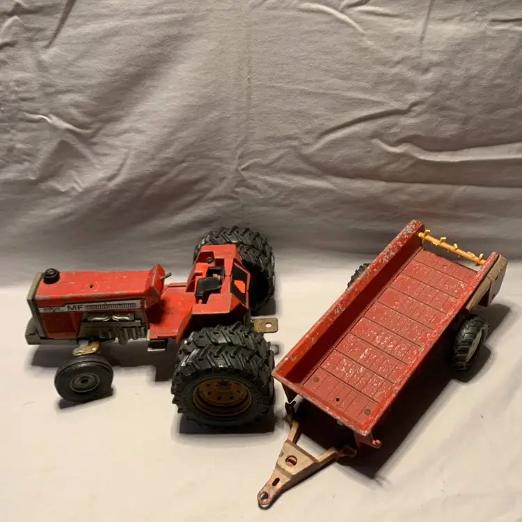 VGT Ertl Massey Ferguson 2805 Tractor With a Harvester Red Manure Spreader #492