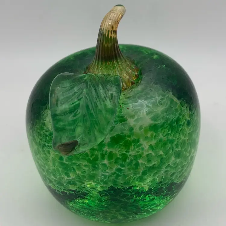Signed Lisa Pelo OCC 2007 Green Speckled Apple! Approximately 2 3/4” Tall 2 1/2” Wide!