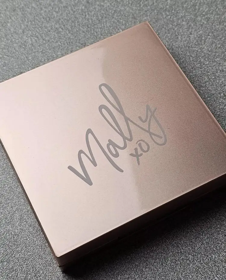 Mally XO Face Defender Matifiant .46 oz 13 g Full Size With Sponge Universal NIB