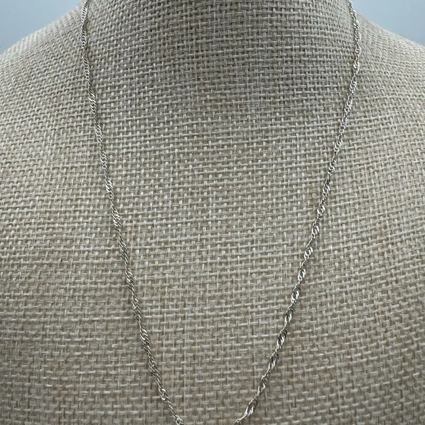 Vintage Avon Silver Tone Twisted Rope Chain Necklace. 16"