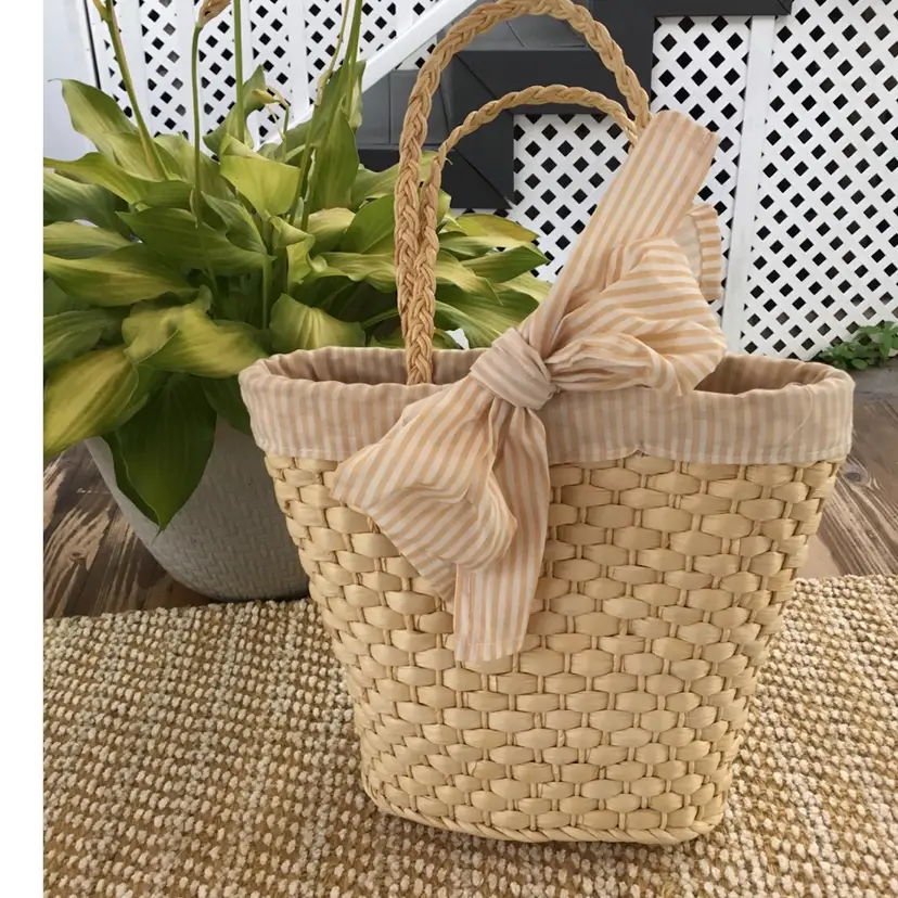 P04. Basket Purse With Attach Bow And Liner So Pretty 