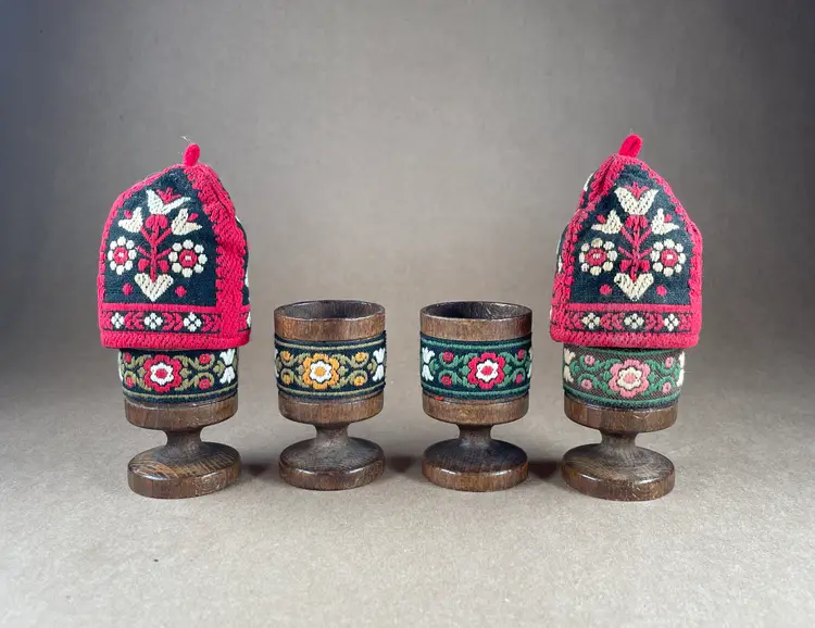 EASTER - Tiroler Webkunst Austrian Folk Art 4 Wooden Egg Cups Set with 2 Hand Embroidered Covers
