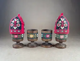 EASTER - Tiroler Webkunst Austrian Folk Art 4 Wooden Egg Cups Set with 2 Hand Embroidered Covers