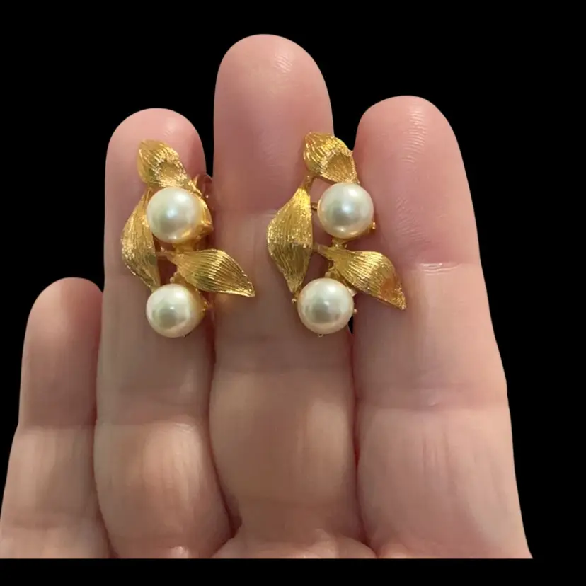 Vintage Goldtone Napier Clip On & 
Screw back Earrings. Textured Leaf Design. With Faux Pearls.