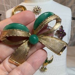 Gold Bow Green Stone