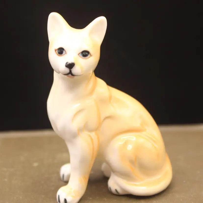 Vintage Porcelain Bone China Tan Siamese Cat Figurine 6" Wonderful sculpt Not marked Excellent condition
