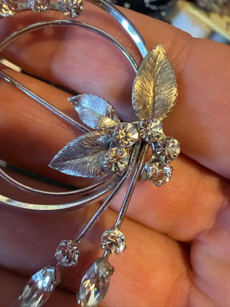 Circle With Flower And Leaves Brooch