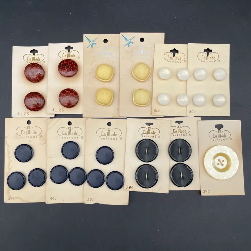 Lot Of 12 Vintage La Mode Cards Of Buttons