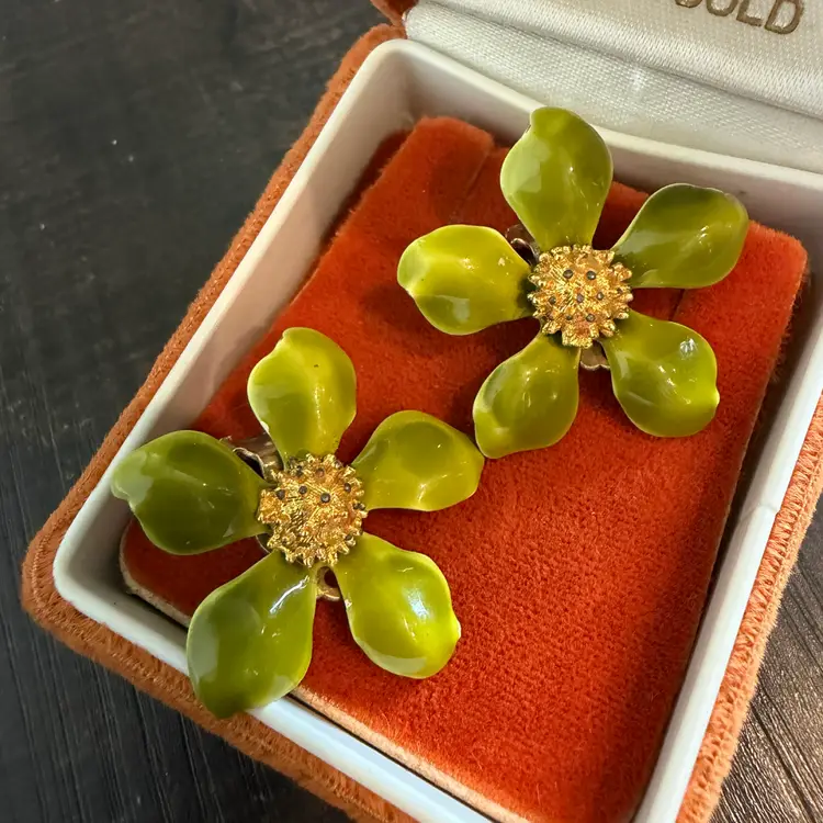Vintage Green Flower Clip On Earrings