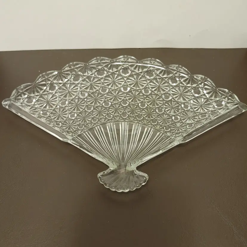 Fenton daisy & button fan tray. Small chip on corner.