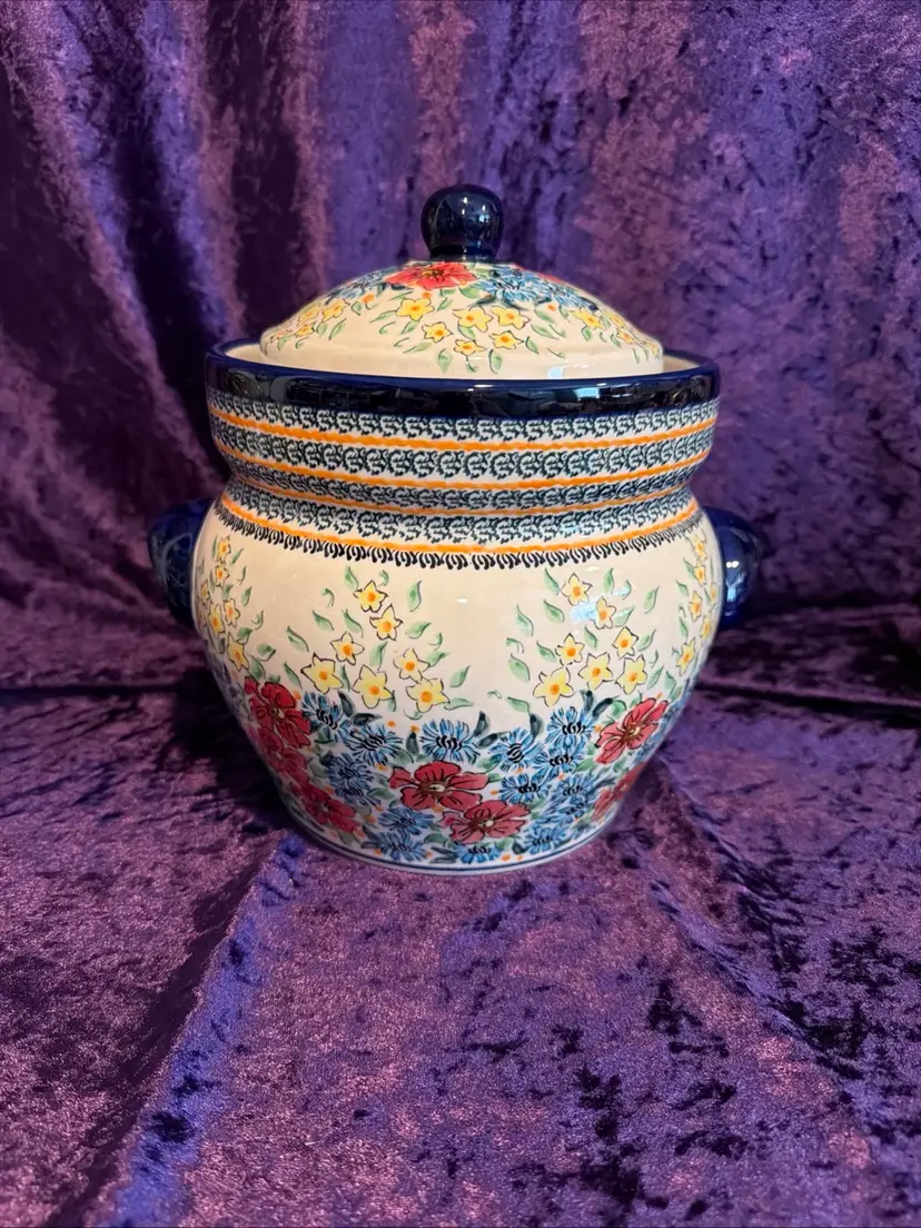 Gorgeous vintage Unikat Boleslawiec Polish Pottery Jar Canister bean pot Floral. Handpainted & Signed.  9” Tall x 9” Wide. Opening 4.5”.