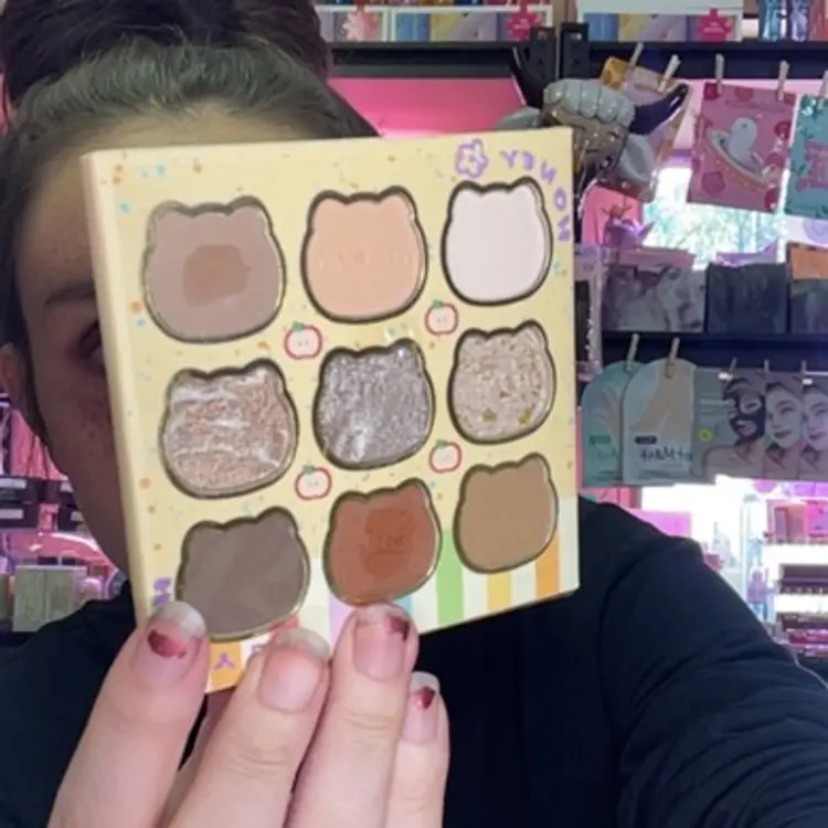 Eye Shadow Pallet Center