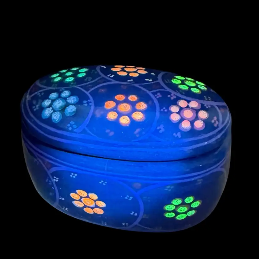 Colorful Mexican Folk Art Talavera Redware Pottery Trinket Box Signed Glows
2-1/2” T x 3-3/4” L x 2-3/8” W