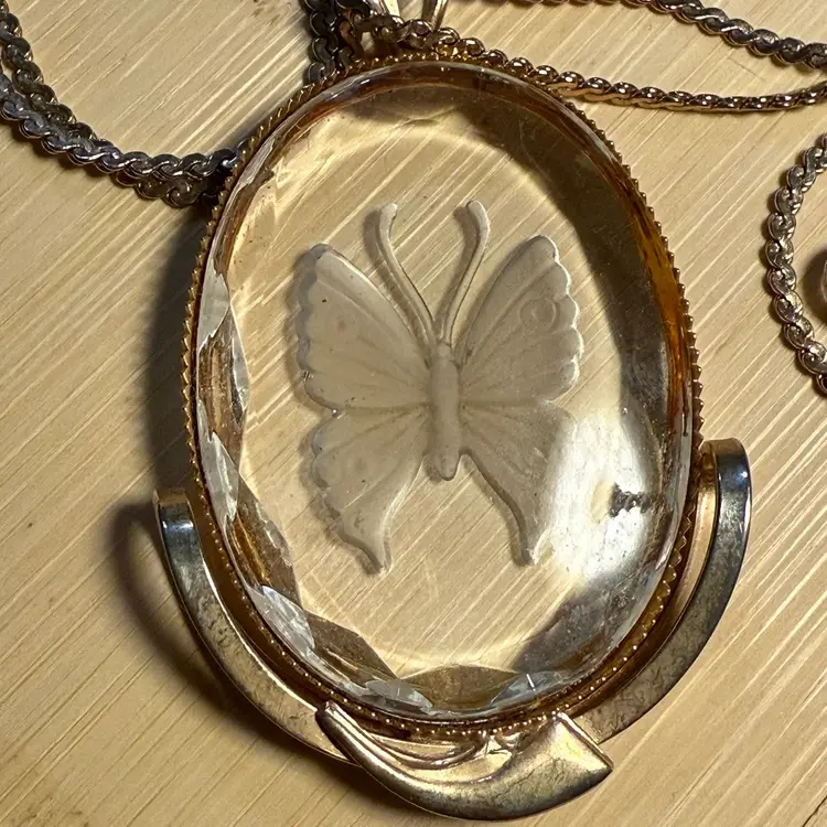 Vintage Avon Etched Glass Butterfly 🦋 Goldtone Pendant Necklace 24”