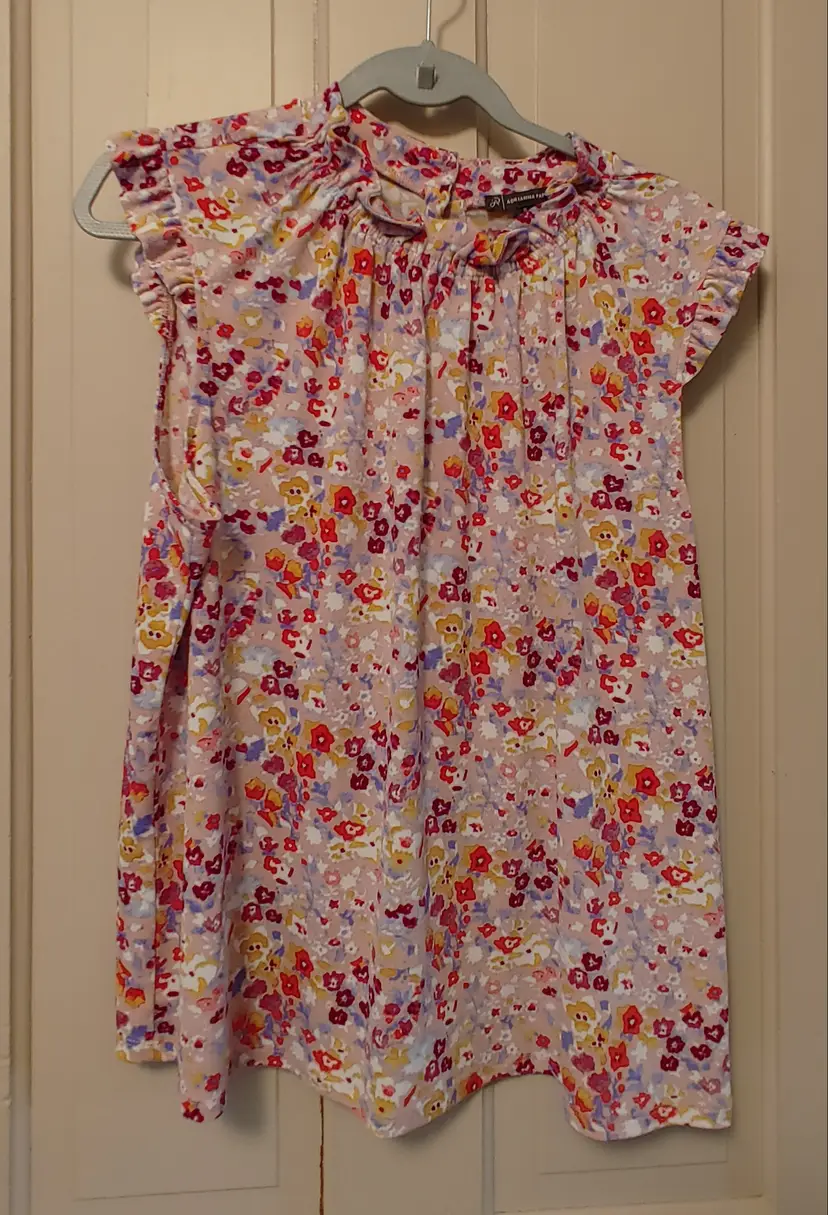 Top- Brand Adrianna Papell. Size XL. 95% polyester, 5% elastane. Sleeveless floral top. No callouts.