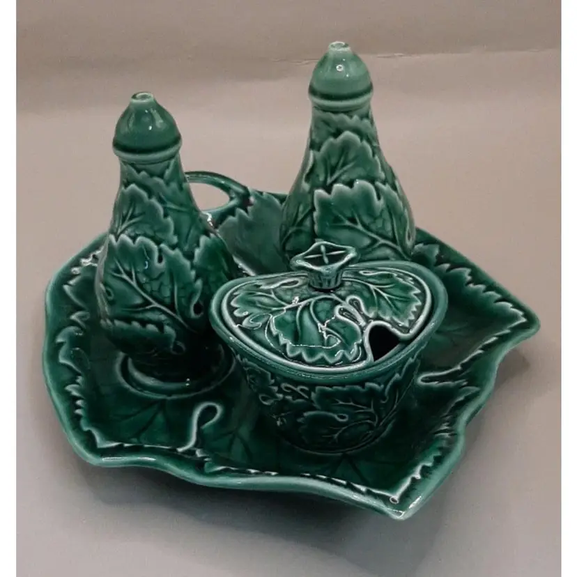 Vintage Wedgwood Of Etruria & Barleston Green Majolica Vine Leaf Cruet Set