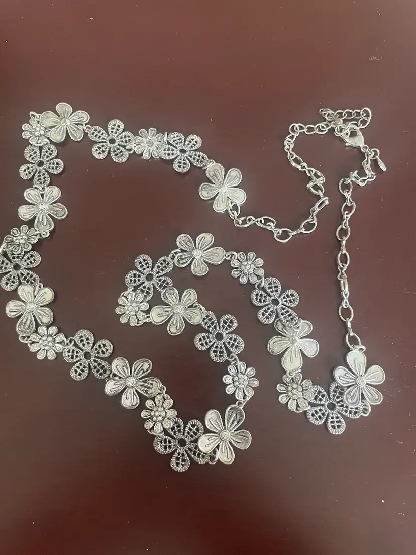Premier Designs Vintage Silver Tone Floral Necklace 34”-38”. Boho. Daisies