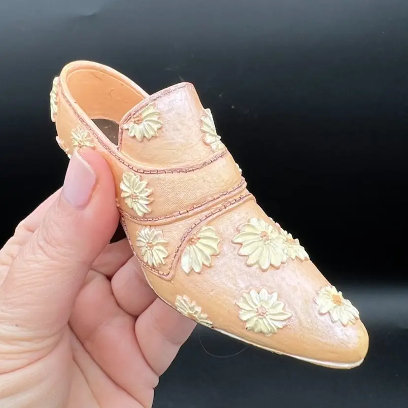 Small Shoe With Daisies