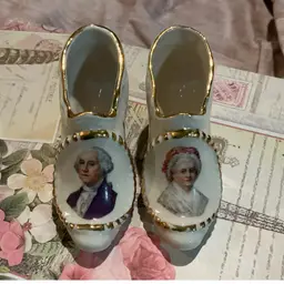Vintage Rare 1940s /1950s  George & Martha Presidential Pair Of  Gold Rim Porcelain Miniature Shoes. Great For Those Porcelain Miniature Shoe And Or Presidential Memorabilia Collectors. In Beautiful Condition.