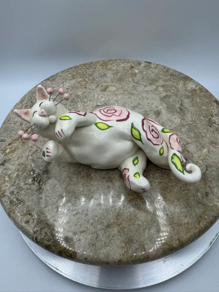 Amy Lacombe Playful Reclining Cat White w/Pink Roses 2001, Signed