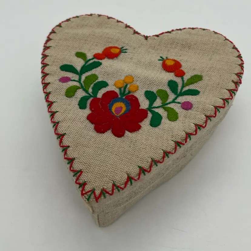 Vintage Embroidered Floral Linen Fabric Heart Shaped Trinket Jewelry Dresser Gift Box