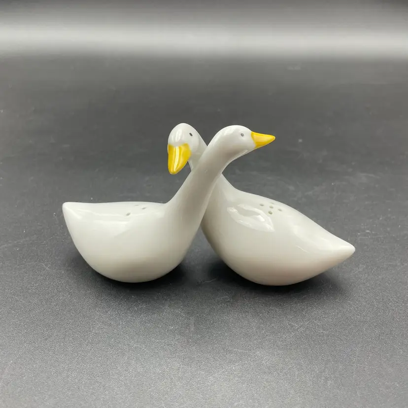 Avon Geese Goose Salt Pepper Shakers Birds Farm VTG Cottagecore Grannycore