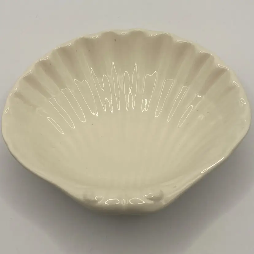 Vtg Crabtree And Evelyn Ivory Colored Shell Shaped Soap Dish, 4 1/2” X 5 1/4”