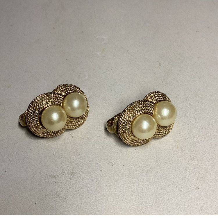 Faux Pearl & Goldtone Clipon Earrings 3/4”